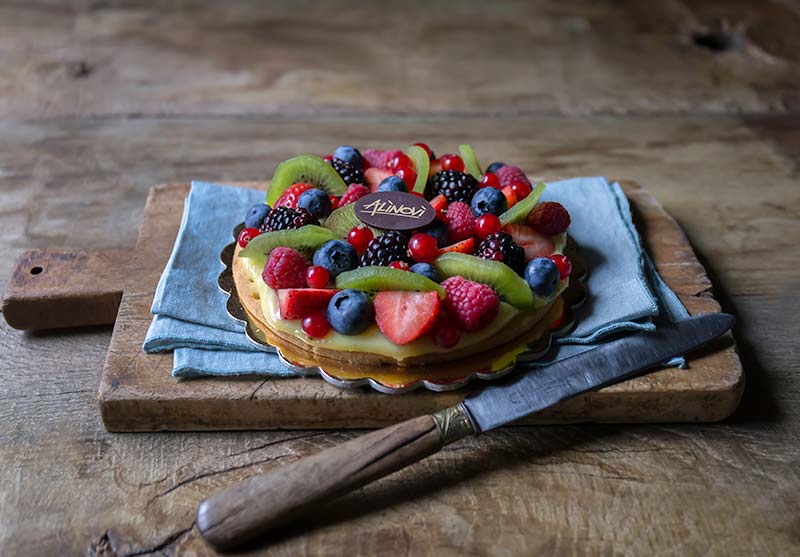 La crostata di pasta frolla croccante con crema pasticcera e frutta fresca del Panificio Alinovi di Parma.