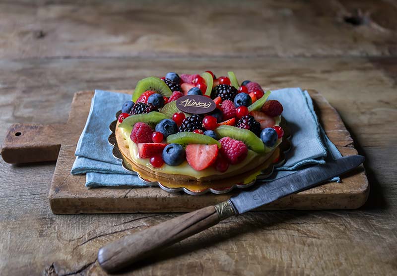 La crostata di pasta frolla croccante con crema pasticcera e frutta fresca del Panificio Alinovi di Parma.