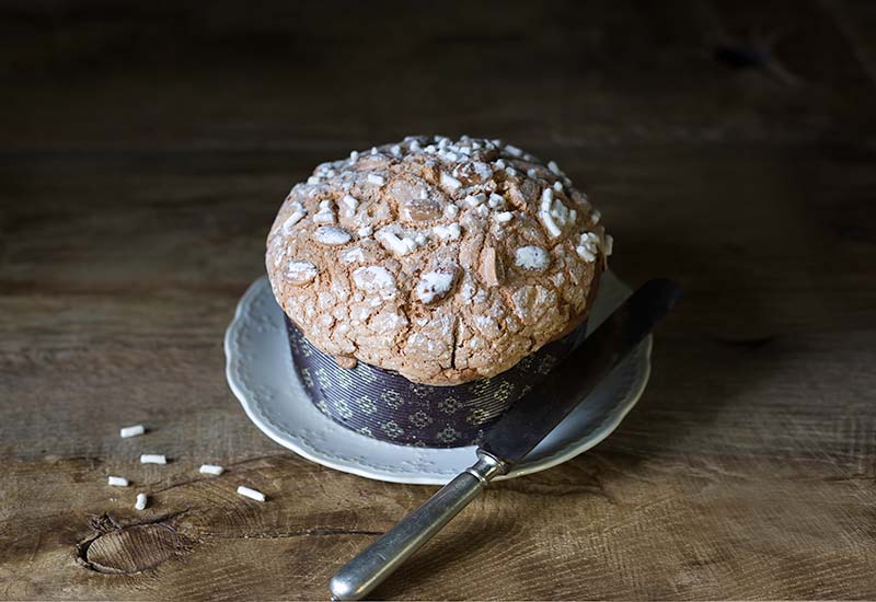 Panettone artigianale con albicocche candite del Panificio Alinovi di Parma: idea regalo per Natale.