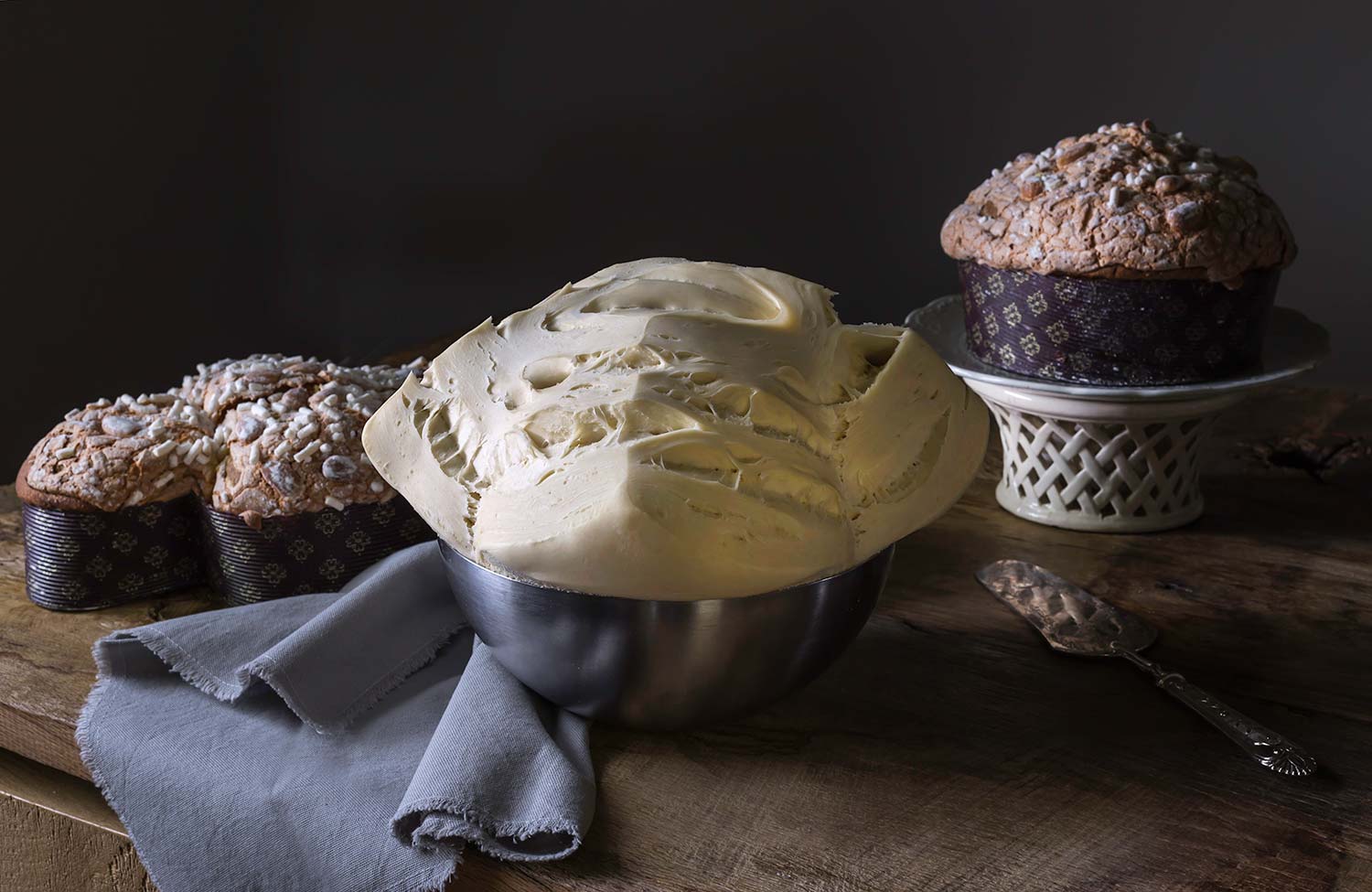 L'impasto a lievito madre artigianale di colombe e panettoni per le feste e le ricorrenze.