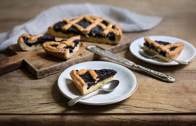 La crostata di marmellata tradizionale: sapori tradizionali del Panificio Alinovi a Parma e Collecchio e Ozzano Taro.