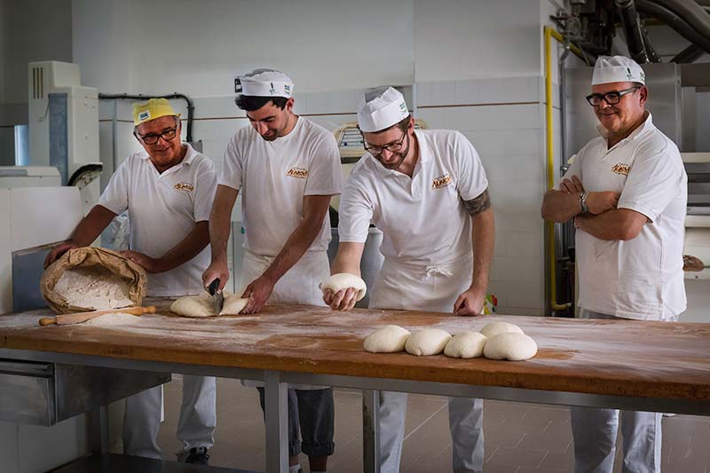 Oggi nel Panificio Alinovi lavorano fianco a fianco due generazioni Alinovi.